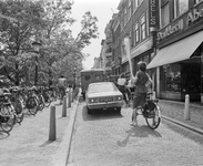 859485 Afbeelding van een verkeersopstopping op de Oudegracht te Utrecht, ter hoogte van drukkerij Abels (Oudegracht 193).